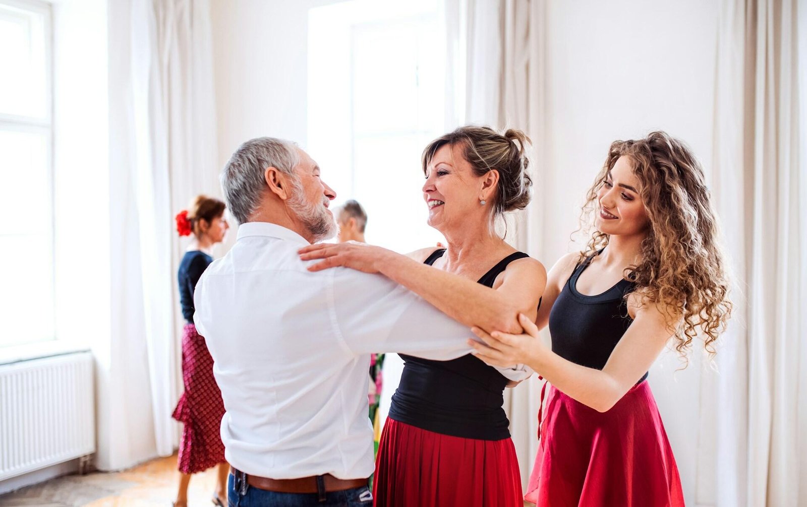 Turma em exercício orientado de dança em dupla