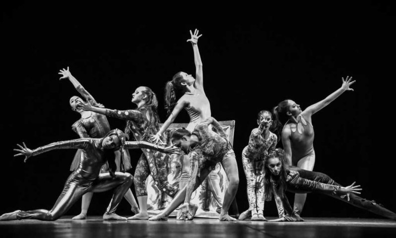 Grupo em apresentação de dança contemporânea